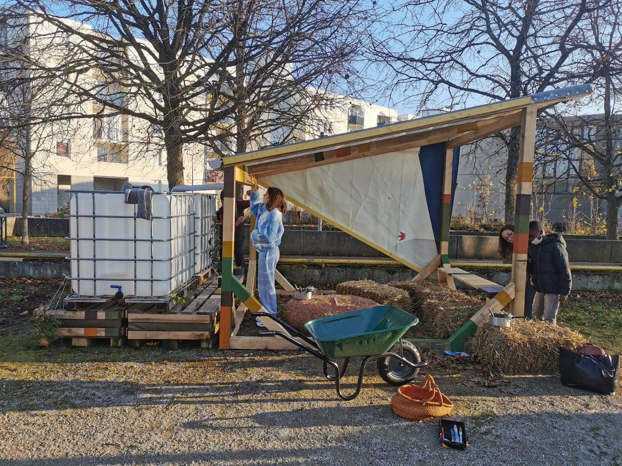 Les Ateliers Juste Ici : portes ouvertes – fabrication des peintures à la farine pigmentée