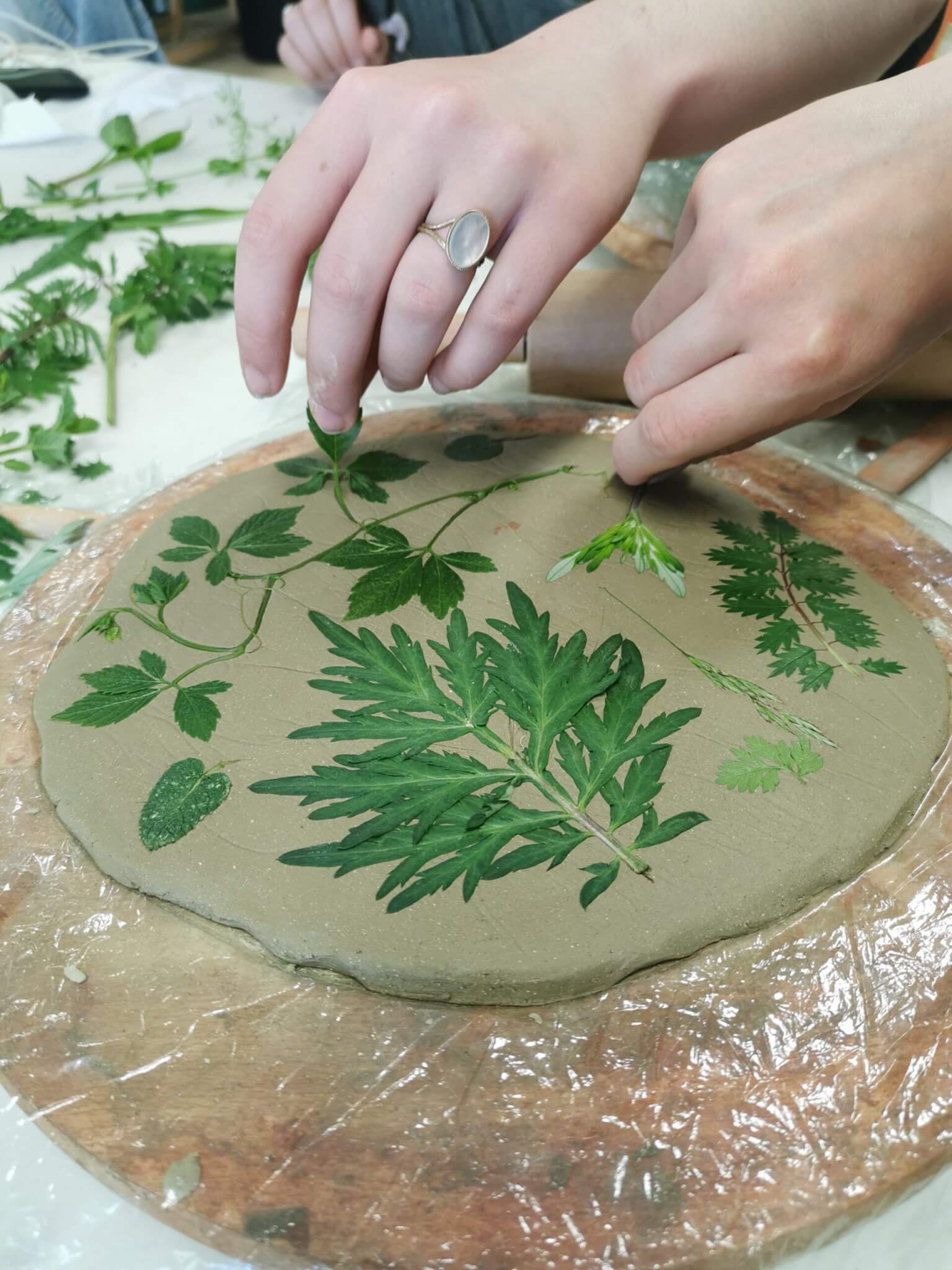 Ateliers Juste Ici – Impression végétale sur argile