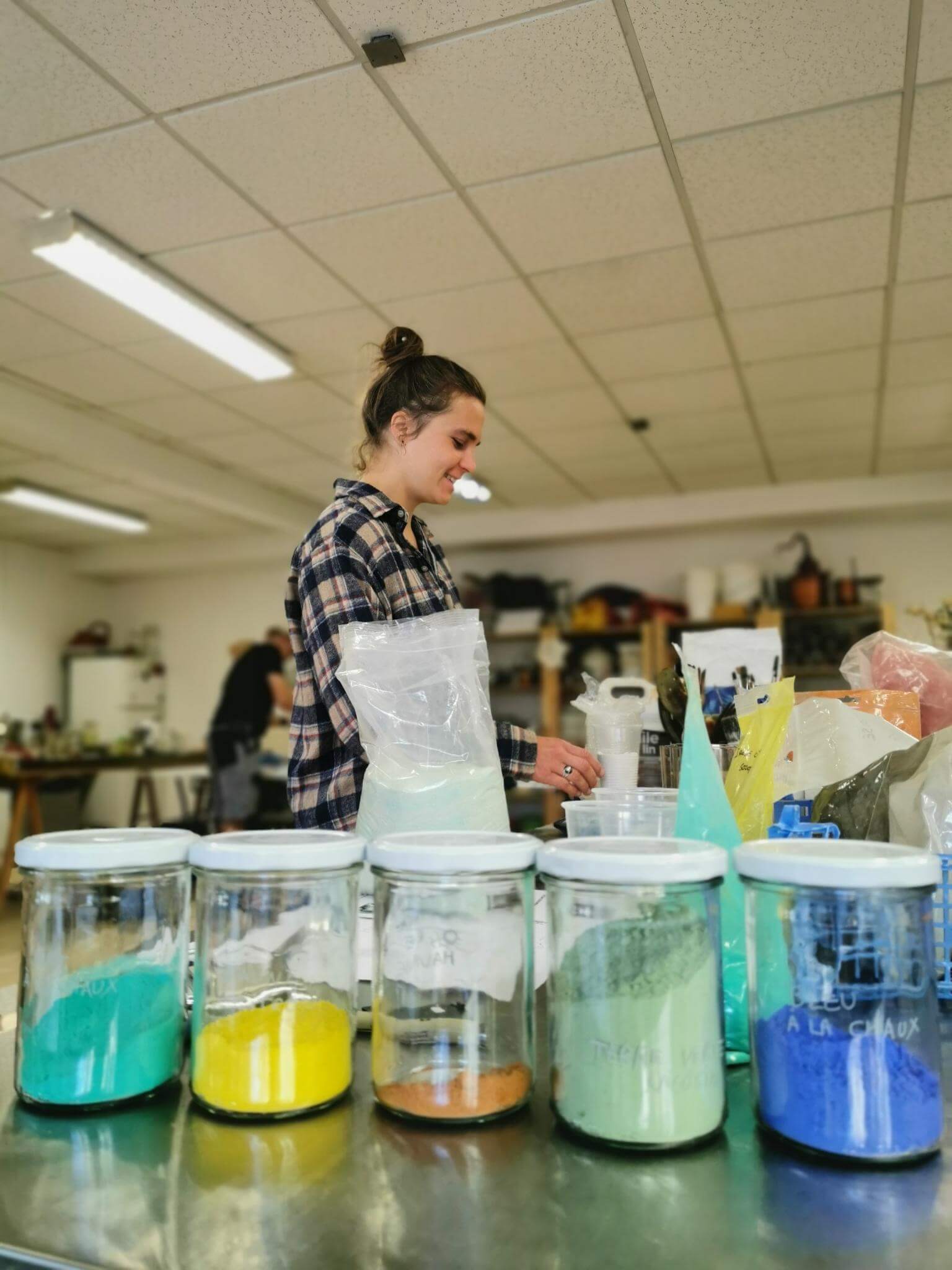 Atelier peinture à la farine pigmentée avec l&rsquo;atelier Julienne Javel